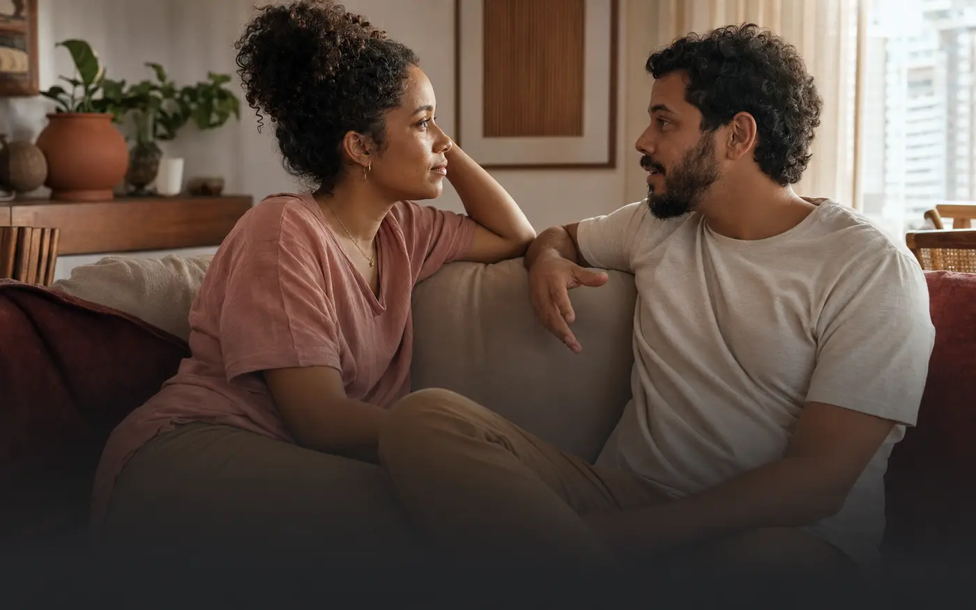 Casal conversando com presença em um momento de reconexão